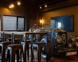 Moderne kantoorruimte met verlichte displaykasten, donkerblauwe muur en professionele werkplek met ergonomische meubels